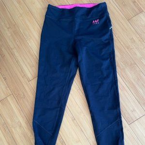Abercrombie and Fitch blacks stretch leggings with zippers at the ankle